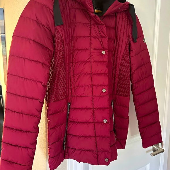 Bernado puffer red maroon jacket xs with hood. Packable coat. Waterproof jacket - Picture 2 of 4